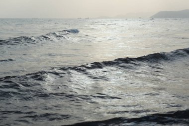 Deniz. Akdeniz sahillerinde güzel altın bir gün batımı. Hava sisi içinde alışılmadık bir ışık var.