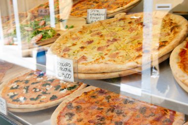 İtalya 'da bir sokak yemekhanesinde farklı türde pizza satılıyor.