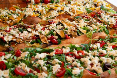 İtalya 'da bir sokak yemekhanesinde farklı türde pizza satılıyor.