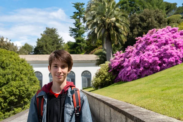 Guapo Adolescente Caminando Parque Villa Melzi Con Gran Paisajismo Hermosas — Foto de Stock