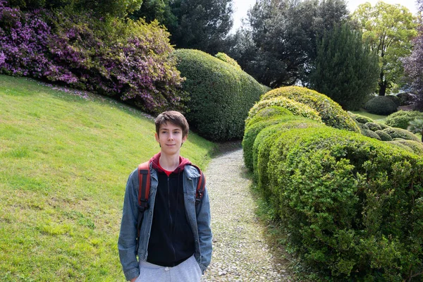 Beau Garçon Adolescent Marchant Parc Villa Melzi Avec Grand Aménagement — Photo