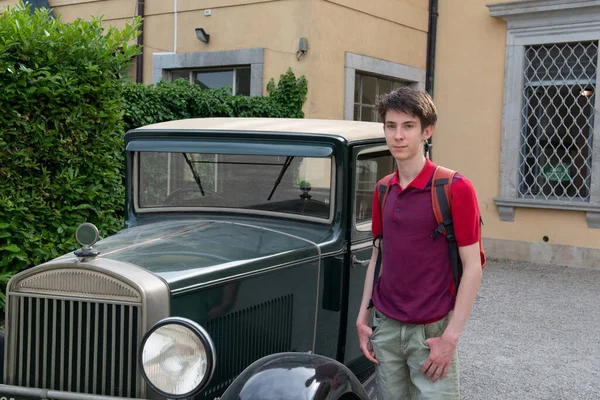 Schöne Fröhliche Teenager Der Nähe Von Retro Auto Sommer Freien — Stockfoto