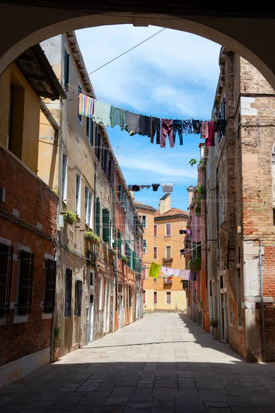Lavado Está Secando Colgado Los Tendederos Las Calles Antigua Venecia —  Fotos de Stock