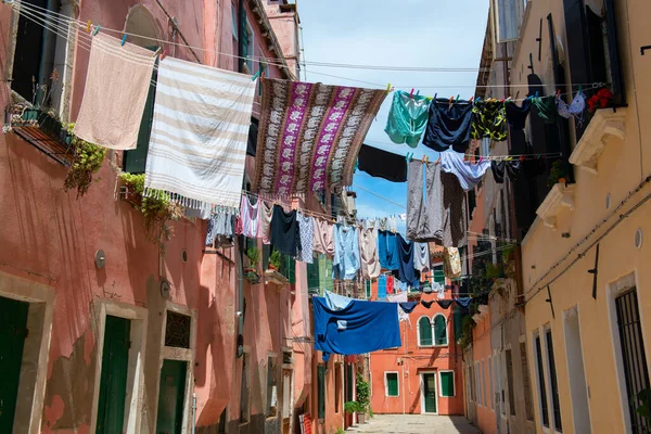 威尼斯古城街道上的晾衣绳上挂着干洗的衣服 — 图库照片