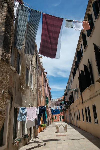 Lavagem Estão Sendo Secos Pendurados Varais Nas Ruas Antiga Veneza — Fotografia de Stock