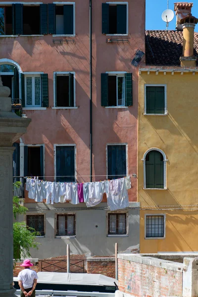 베네치아의 거리에서 빨래를 빨랫줄에 매달아 말리고 — 스톡 사진