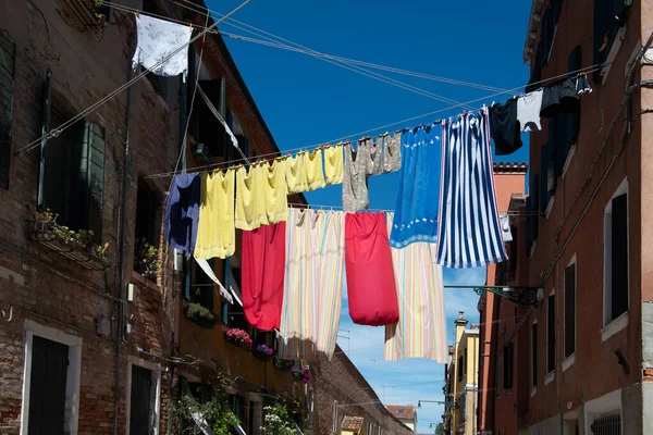 Πλύσιμο Είναι Στεγνώσει Κρέμονται Γραμμές Ρούχων Στους Δρόμους Της Αρχαίας — Φωτογραφία Αρχείου