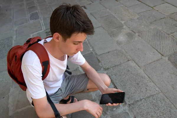 Adolescente Niño Usando Teléfono Inteligente Para Enviar Mensajes Texto Navegar —  Fotos de Stock