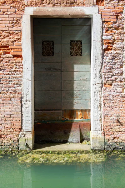 Dveře Zastaralá Zeď Kanál Benátky Starobylé Krásné Romantické Turistické Atrakce — Stock fotografie