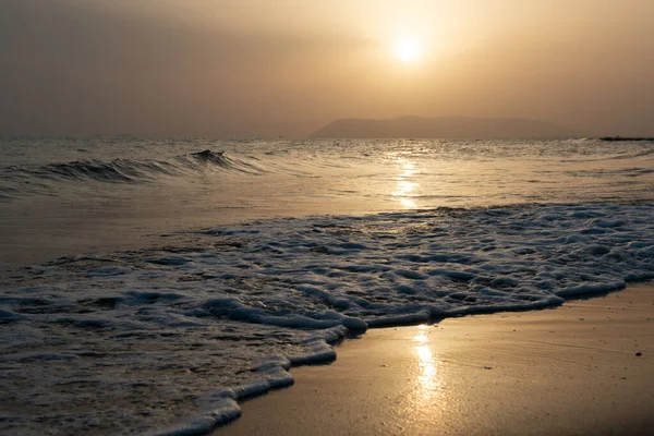 Mar Belo Pôr Sol Dourado Costa Mediterrâneo Com Iluminação Incomum — Fotografia de Stock