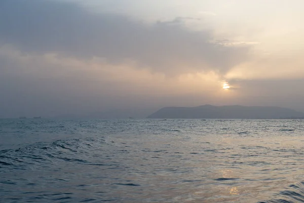 地中海沿岸美丽的金色落日 空气中透出不寻常的光芒 — 图库照片