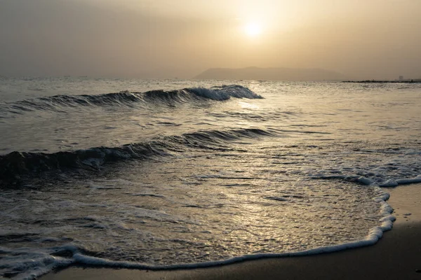 Havet Vacker Gyllene Solnedgång Medelhavskusten Med Ovanlig Belysning Genom Luftdimman — Stockfoto