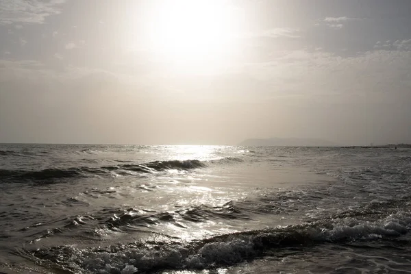 Mar Hermosa Puesta Sol Dorada Costa Mediterránea Con Una Iluminación —  Fotos de Stock
