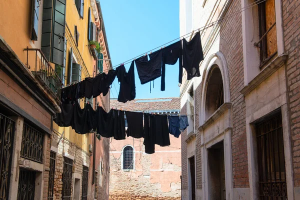 Wassen Worden Gedroogd Opgehangen Aan Waslijnen Straten Van Het Oude — Stockfoto
