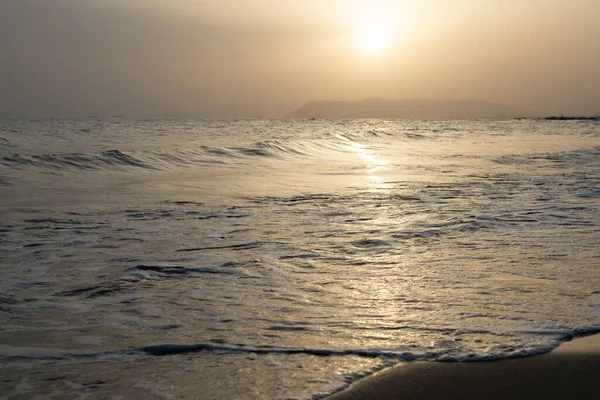 Morze Piękny Złoty Zachód Słońca Wybrzeżu Morza Śródziemnego Niezwykłym Oświetleniem — Zdjęcie stockowe