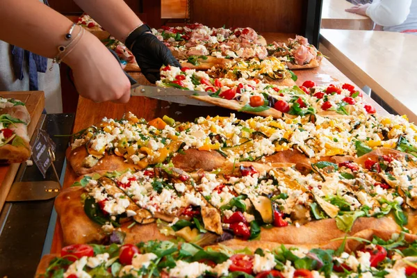 Různé Druhy Pizzy Prodávají Kavárně Pouličních Jídel Itálii — Stock fotografie