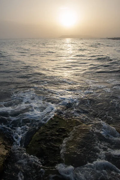 地中海沿岸美丽的金色落日 空气中透出不寻常的光芒 — 图库照片