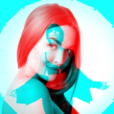 Kısa siyah saçlı güzel bir kadının stüdyoda deri ve uzun saçlı bir kızın yüzüyle poz verişi.