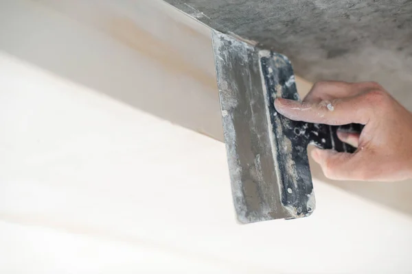 Hand Work Worker Putsty Plasterboard Ceiling New Appartment Repairman Works — Stok fotoğraf