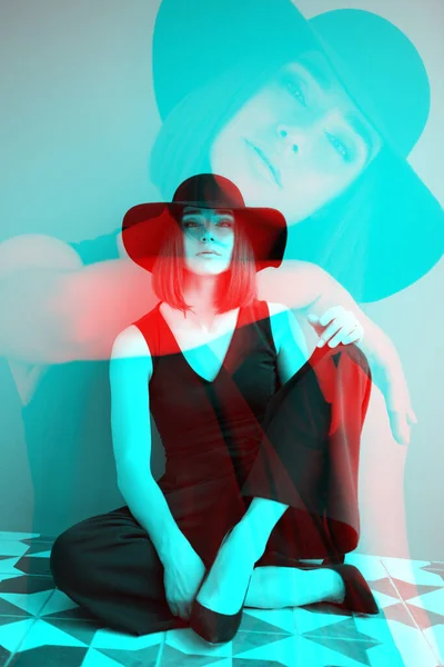 Двойная Экспозиция Модницы Темно Синей Одежде Черной Шляпе Позирующей Помещении — стоковое фото