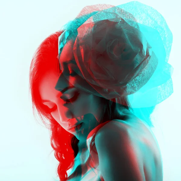 髪に赤い花を持つファッション魅力的な女の子の二重露出 スタジオショット — ストック写真