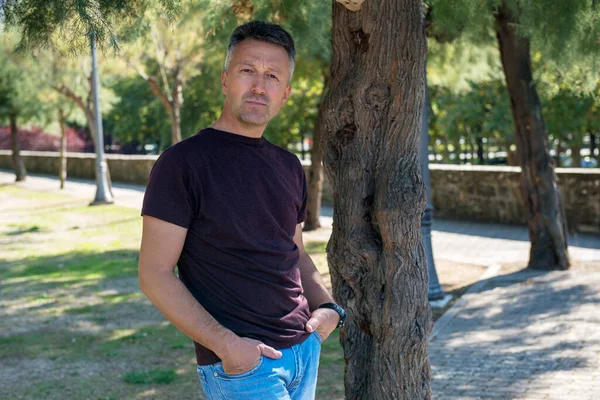 Man Van Middelbare Leeftijd Poserend Het Park Zomer Outdoor Portret — Stockfoto