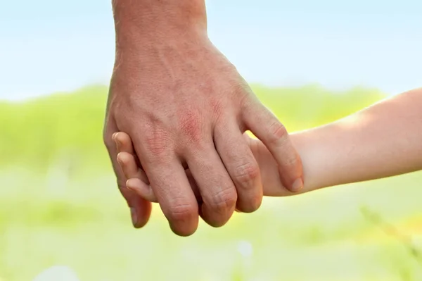 Duas Mãos Adulto Uma Criança Pai Leva Seu Filho Pela — Fotografia de Stock