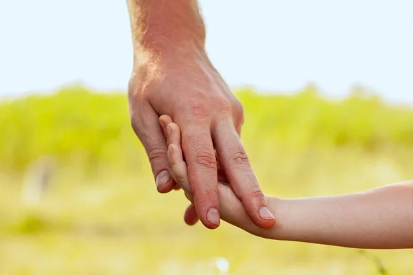 Dwie Ręce Dorosłego Dziecka Ojciec Prowadzi Syna Rękę Latem Świeżym — Zdjęcie stockowe