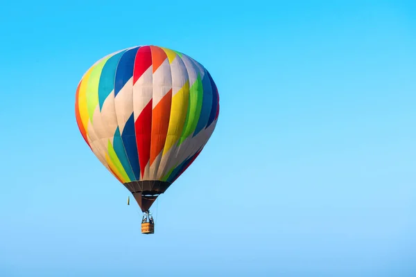 Balão Quente Está Voando Céu Pela Manhã — Fotografia de Stock