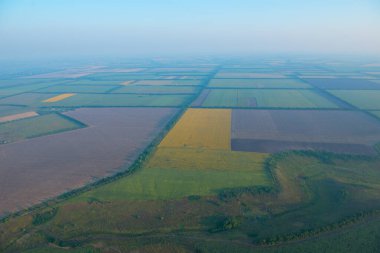 Balonun yüksekliğinden inanılmaz bir manzara. Yaz güzel tarlalar kuşun gözünden, gün doğumundan. Balonlama.