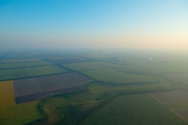 Balonun yüksekliğinden inanılmaz bir manzara. Yaz güzel tarlalar kuşun gözünden, gün doğumundan. Balonlama.