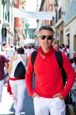 Şarap ile yıkanan insanlar geleneksel beyaz abd kırmızı elbiseyle San Fermin festivalini Pamplona, Navarra, İspanya 'da kırmızı kravatla kutluyorlar.