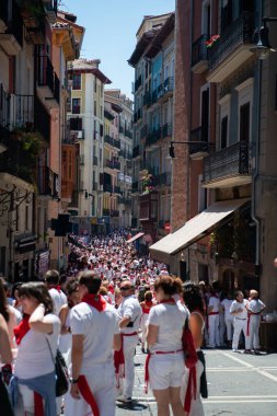 Şarap ile yıkanan insanlar geleneksel beyaz abd kırmızı elbiseyle San Fermin festivalini Pamplona, Navarra, İspanya 'da kırmızı kravatla kutluyorlar.