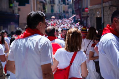 Şarap ile yıkanan insanlar geleneksel beyaz abd kırmızı elbiseyle San Fermin festivalini Pamplona, Navarra, İspanya 'da kırmızı kravatla kutluyorlar.