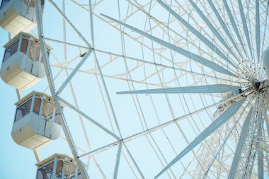 Lunaparktaki dönme dolap mavi gökyüzünün üzerinde