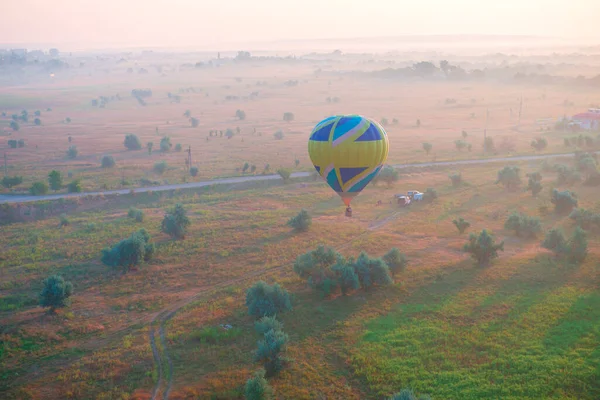 Hőlégballon Repül Rét Felett Kora Hajnalban — Stock Fotó