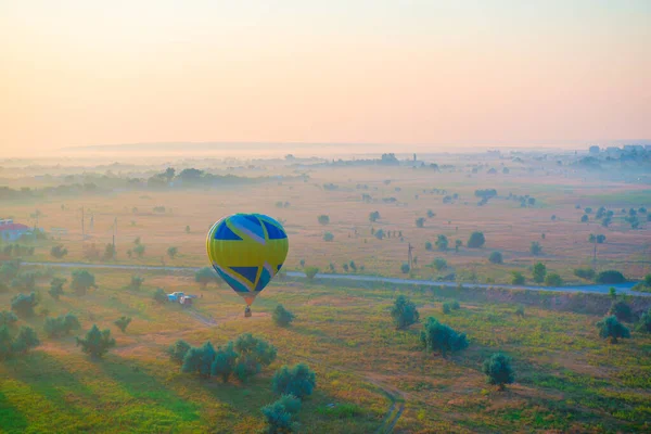 Horkovzdušný Balón Letí Nad Loukou Časně Ráno Při Východu Slunce — Stock fotografie