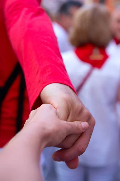 Przejdź Festiwalu San Fermin Pampelunie Płci Męskiej Żeńskiej Ręce Nad — Zdjęcie stockowe