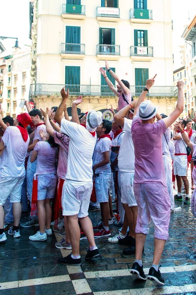 Άνθρωποι Λούζονται Κρασί Γιορτάζουν San Fermin Φεστιβάλ Παραδοσιακά Λευκά Abd — Φωτογραφία Αρχείου
