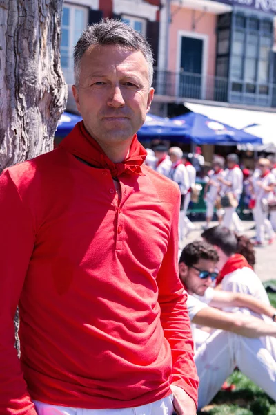 Reifer Mann Feiert San Fermin Fest Traditioneller Kleidung Mit Roter — Stockfoto