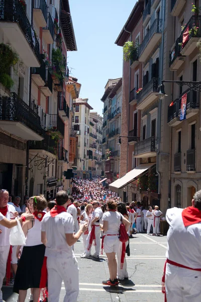 People Doused Wine Celebrate San Fermin Festival Traditional White Abd — Stock Photo, Image