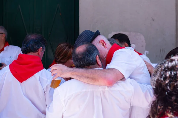 Pessoas Encharcadas Com Vinho Celebram Festival San Fermin Roupas Vermelhas — Fotografia de Stock