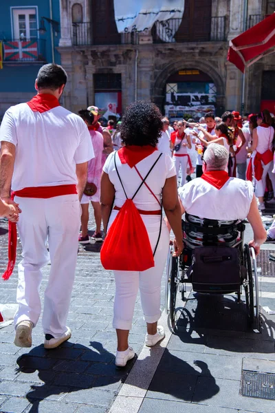 Άνθρωποι Γιορτάζουν San Fermin Φεστιβάλ Παραδοσιακό Λευκό Abd Κόκκινα Ρούχα — Φωτογραφία Αρχείου