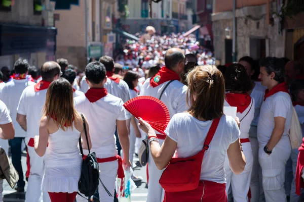 Άνθρωποι Γιορτάζουν San Fermin Φεστιβάλ Παραδοσιακό Λευκό Abd Κόκκινα Ρούχα — Φωτογραφία Αρχείου