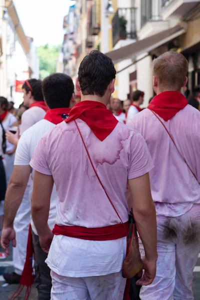 Oamenii Stropiți Vin Sărbătoresc Festivalul San Fermin Îmbrăcăminte Tradițională Albă — Fotografie, imagine de stoc