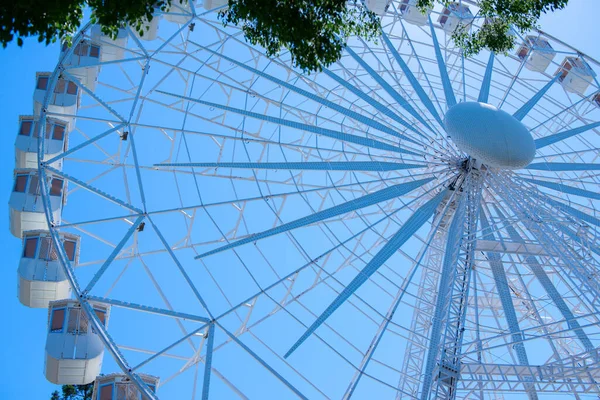 游乐园蓝天上的摩天轮 — 图库照片