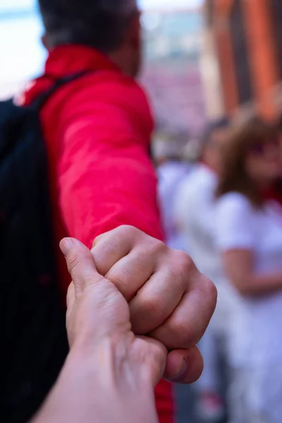 Посетите Фестиваль San Fermin Памплона Испания Мужская Женская Руки Над — стоковое фото