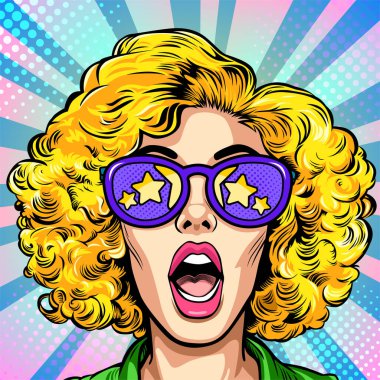 Şaşırmış, mutlu, heyecanlı, ağzı açık, mavi kıvırcık saçlı ve beş yıldızlı iç çekişi güneş gözlüklerine yansıyan, klasik pop sanat çizgi stili vektör çizimleri olan çekici bir kadın.