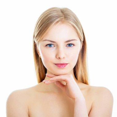 Uzun sarı saçlı çekici beyaz kadın mutlu bir şekilde gülümsüyor ve beyaz arka plan üzerinden stüdyoda poz veriyor.