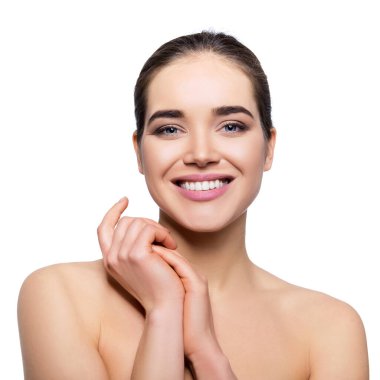 Gülümse. Güzel kadın portresi. Beyaz arka planda poz veren güzel genç bir kadın. Sağlık, gençlik ve yaşlanma, kaplıca, kozmetoloji konsepti.